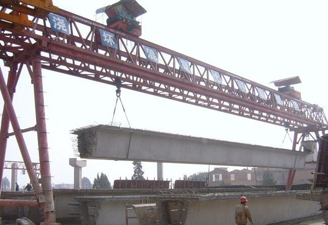 龍門吊遙控器或操作手柄的操作是否靈活，信號傳輸是否穩(wěn)定？遙控器或操作手柄的電池電量是否充足？