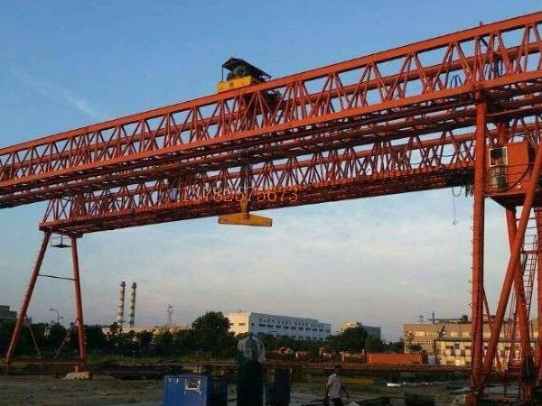 如何正確佩戴個人防護裝備進行龍門吊作業(yè)？